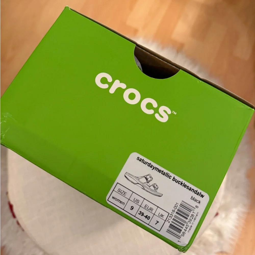 CROCS Metallic Buckle Saturday Sandal Size 9/10 NEW Black Gold Beach Resort - Picture 6 of 9